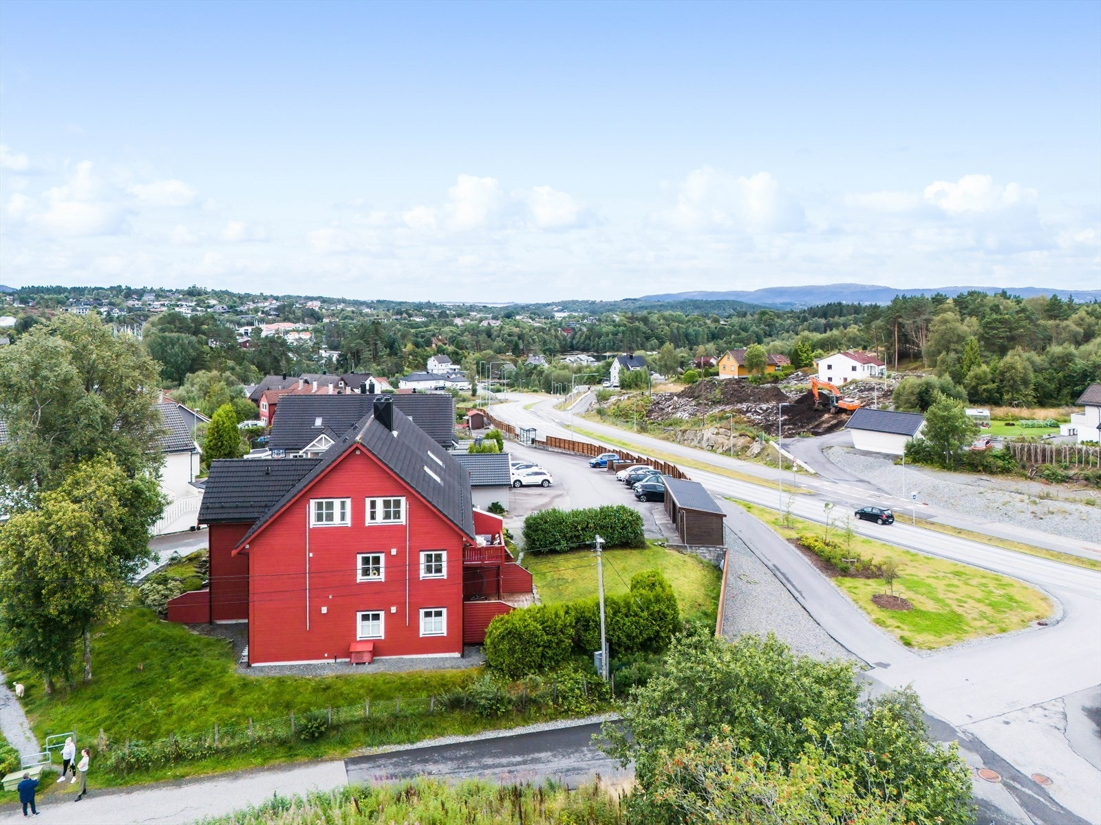 Et par minutters kjøring til Blomsterdalen senter og Hjellestad Kai med søndagsåpen butikk Galleribilde