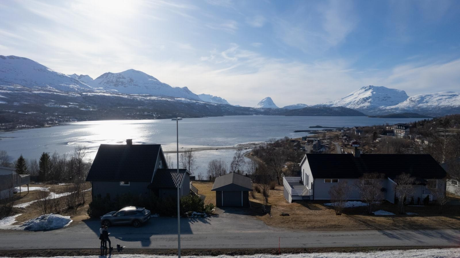 Innholdsrik enebolig med fantastisk utsikt og svært gode solforhold.