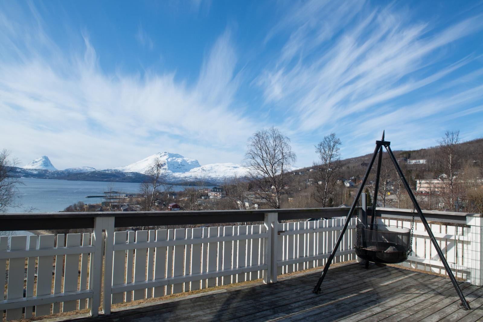 På veranda har du rikelig med plass til utemøbler og grill om ønskelig.