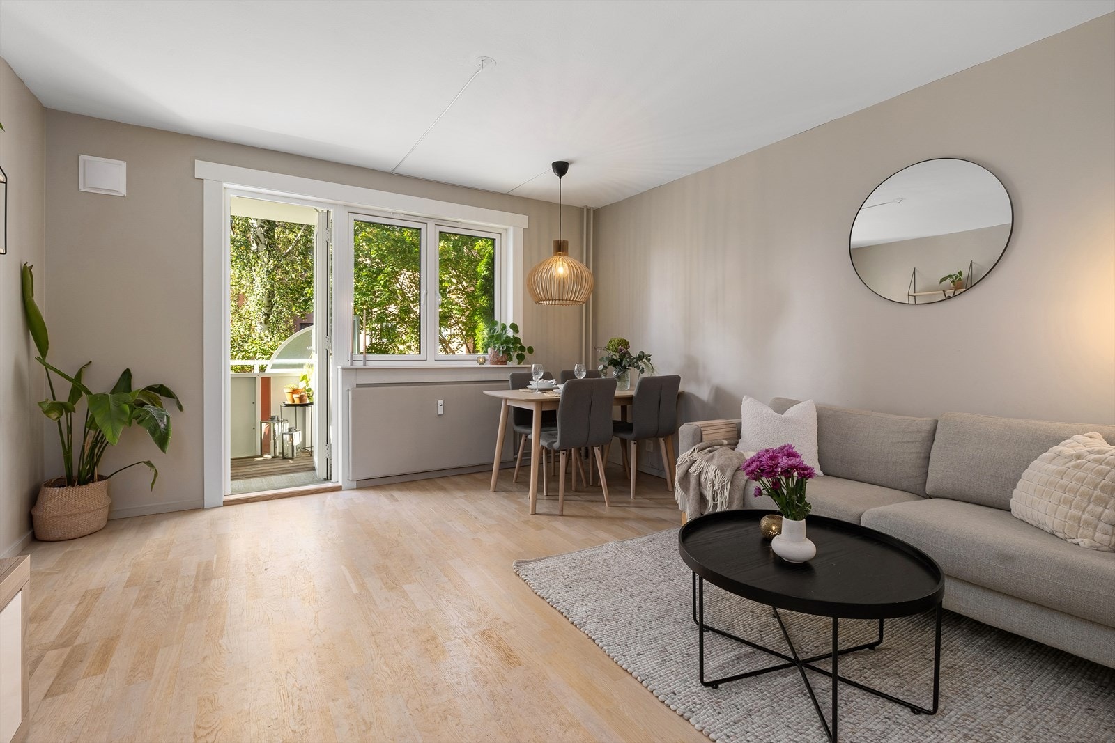 Det er en stor og luftig stue med godt med naturlig lys. Galleribilde