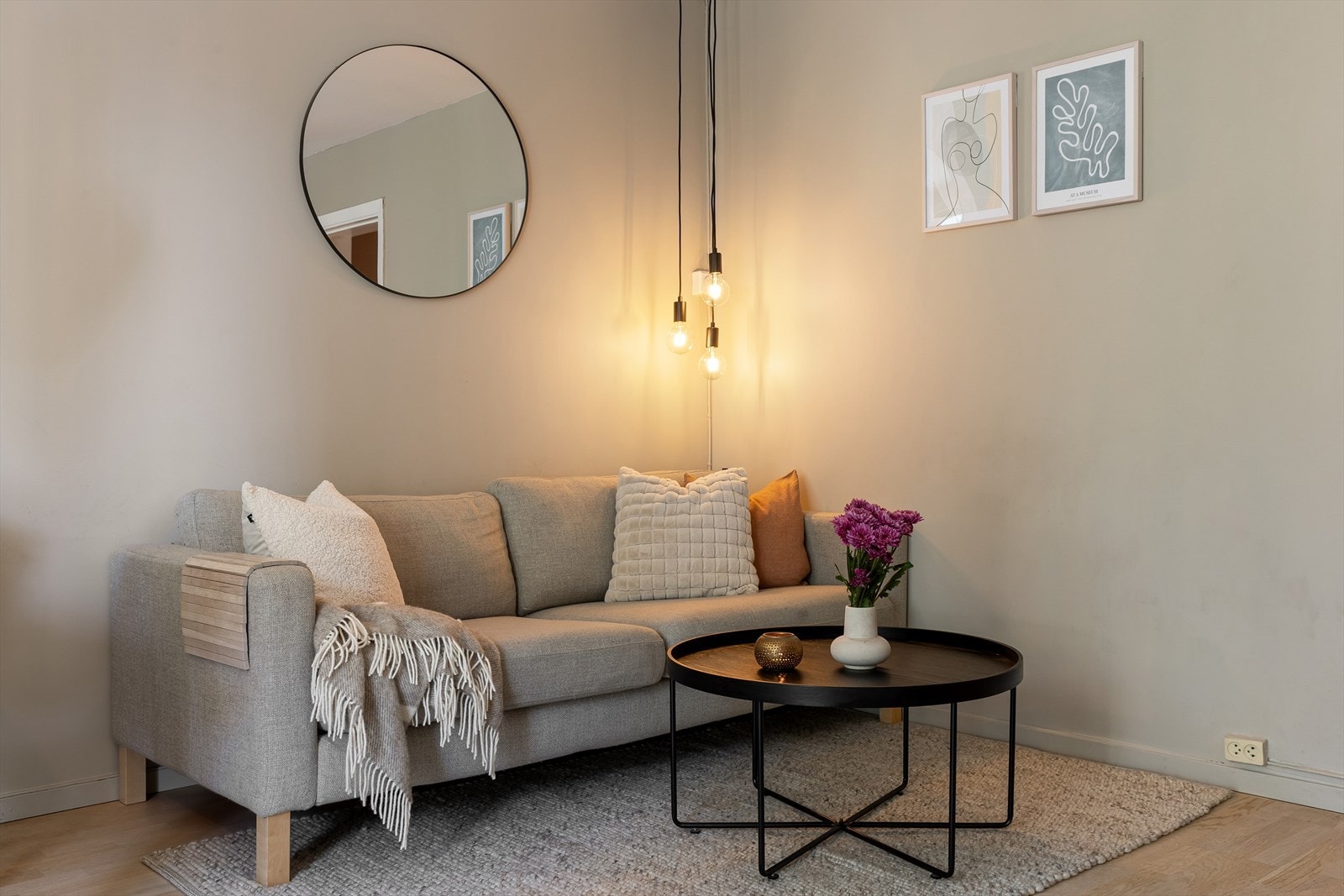 I stuen er det god plass til en stor sofagruppe og tilhørende mediemøblement. Galleribilde