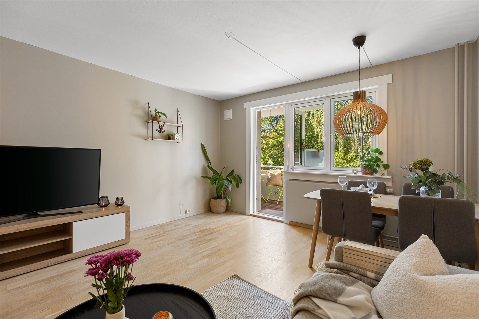 Dette er en moderne og stilren 2-roms andelsleilighet bestående av stue, kjøkken, soverom, bad, entré og balkong, samt to boder på til sammen 8kvm. Galleribilde