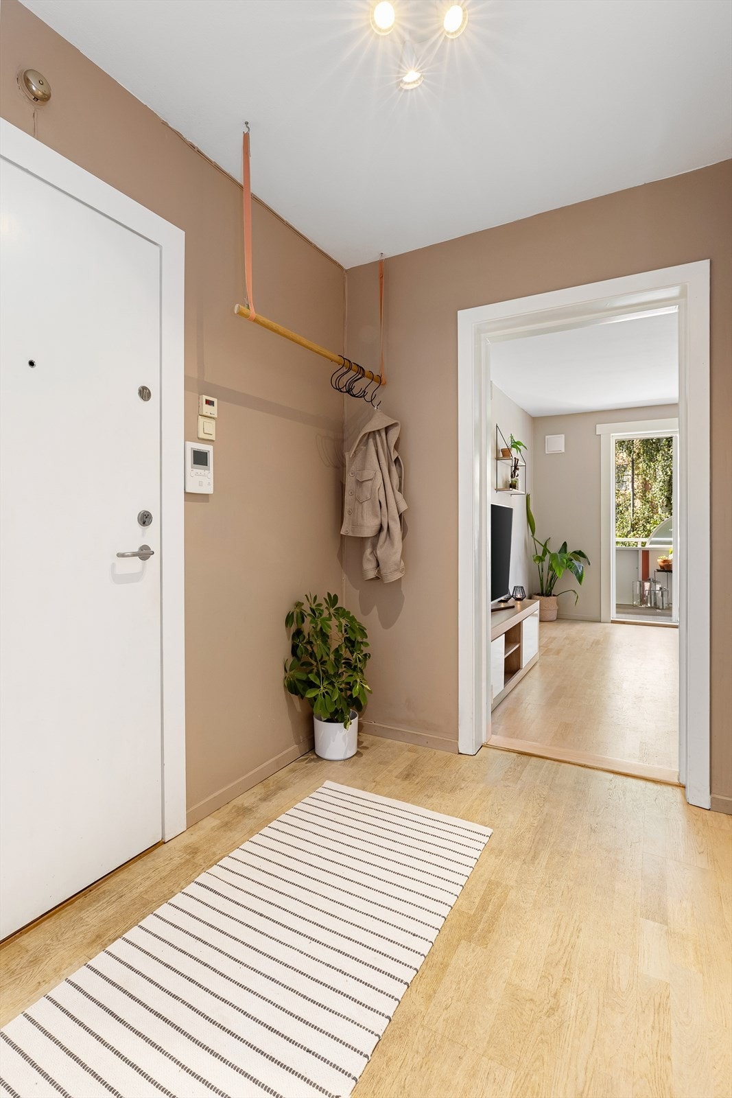 Romslig entré med god plass til å henge fra seg yttertøy. Galleribilde