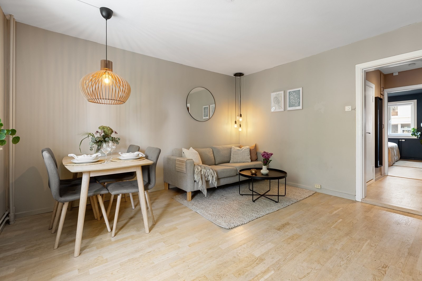 Det er også god plass til et stort spisebord i stuen. Galleribilde