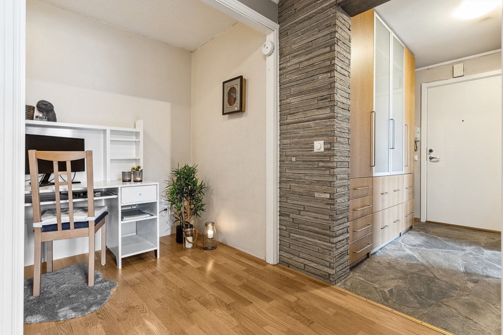 Entreen er også praktisk utformet, med slitesterke skiferfliser på gulvet. I den ytterste delen er det montert store garderobeskap. Lenger inn i boligen har du også en nisje som enkelt kan gjøres om til innvendig bod eller ekstra garderobeplass. Galleribilde