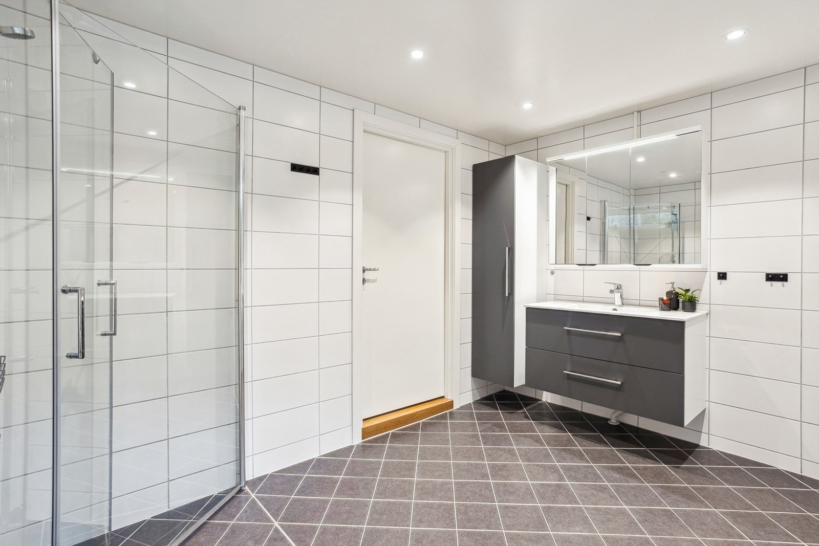 Overflatene er tidløse og nøytrale. Taker er senket med integrerte downlights, og det er varmekabler i gulvet. Varmtvann er inkludert i felleskostnadene. Galleribilde