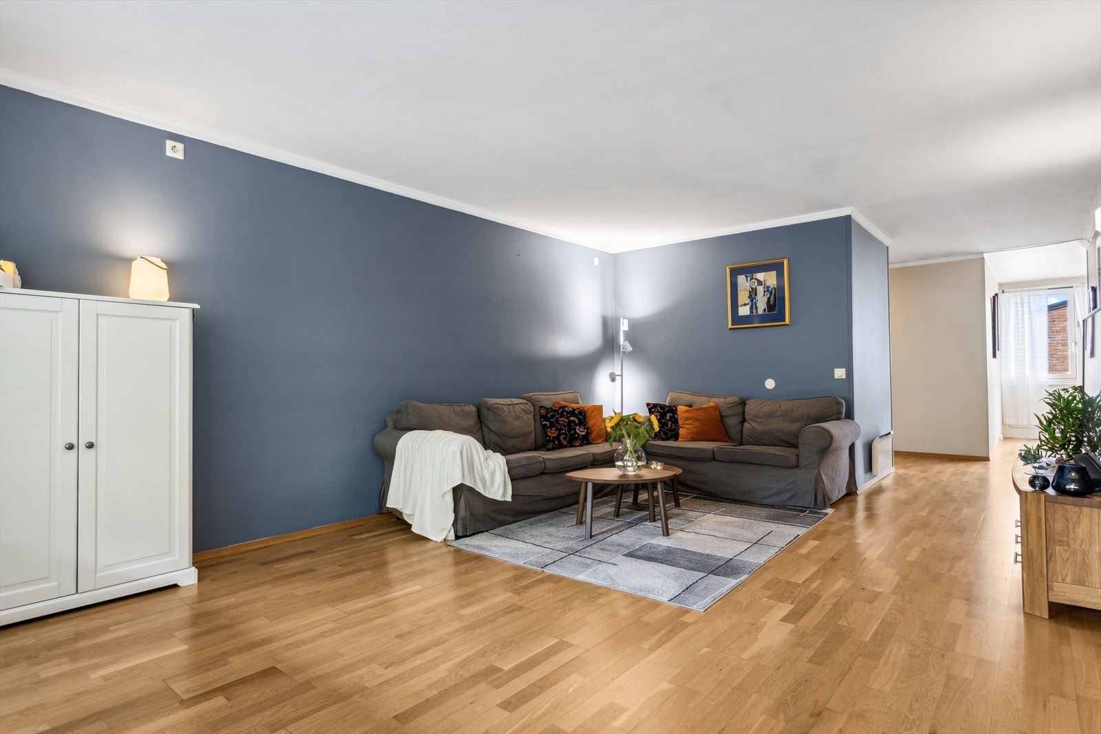 Stuen er av god størrelse, her får du fint plass til både større sofagrupper, spisebord og diverse øvrig møblement. Galleribilde