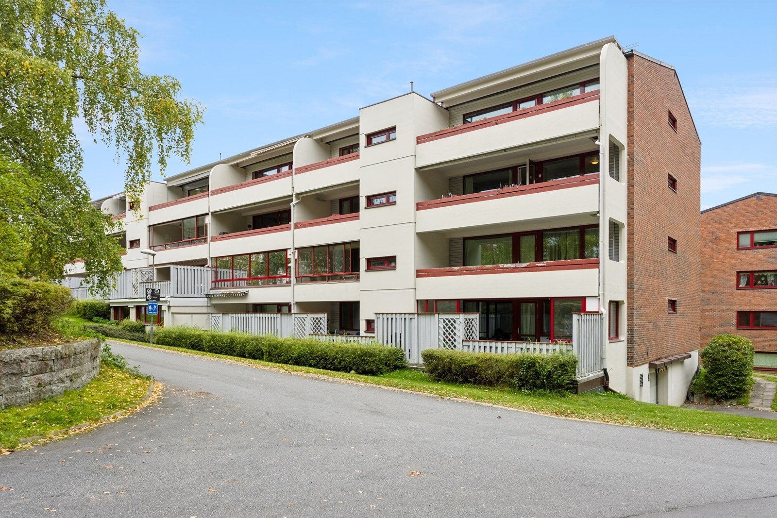 Det følger med egen fast garasjeplass i felles lukket garasjeanlegg under bygget. Fra garasjen har du direkte innvendig tilgang til oppgangen. Galleribilde