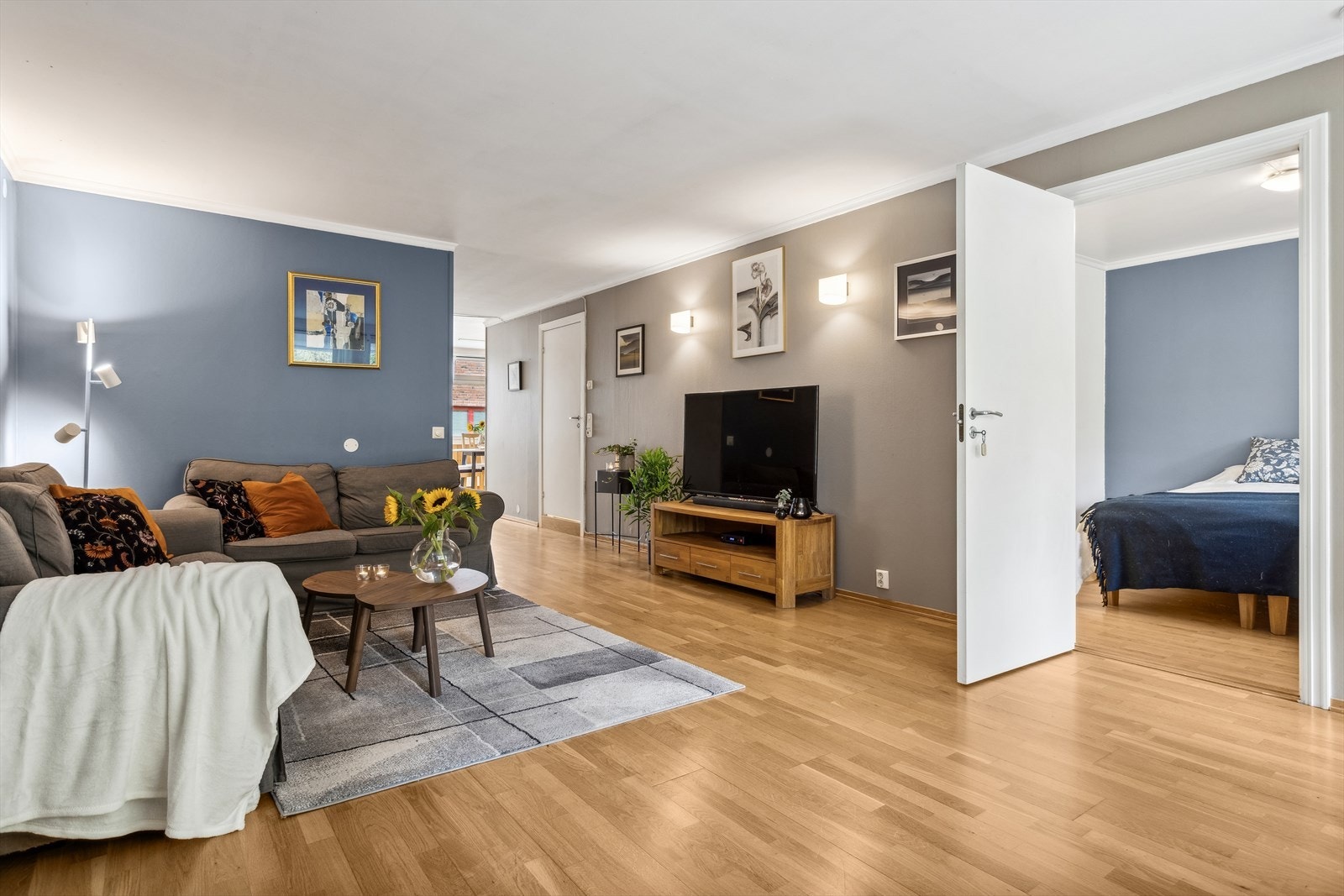 Overflatene er pene og behagelige, med hvit himling og duse blå- og gråtoner på veggene. Galleribilde