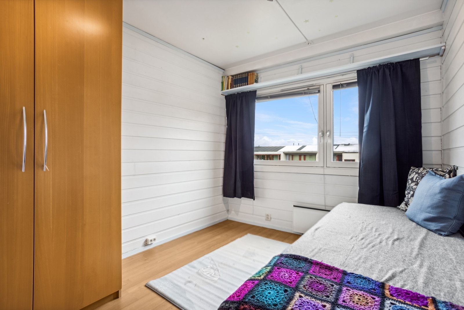 Begge rommene har store vinduer vendt ut mot borettslagets fellesområder nedenfor. Galleribilde