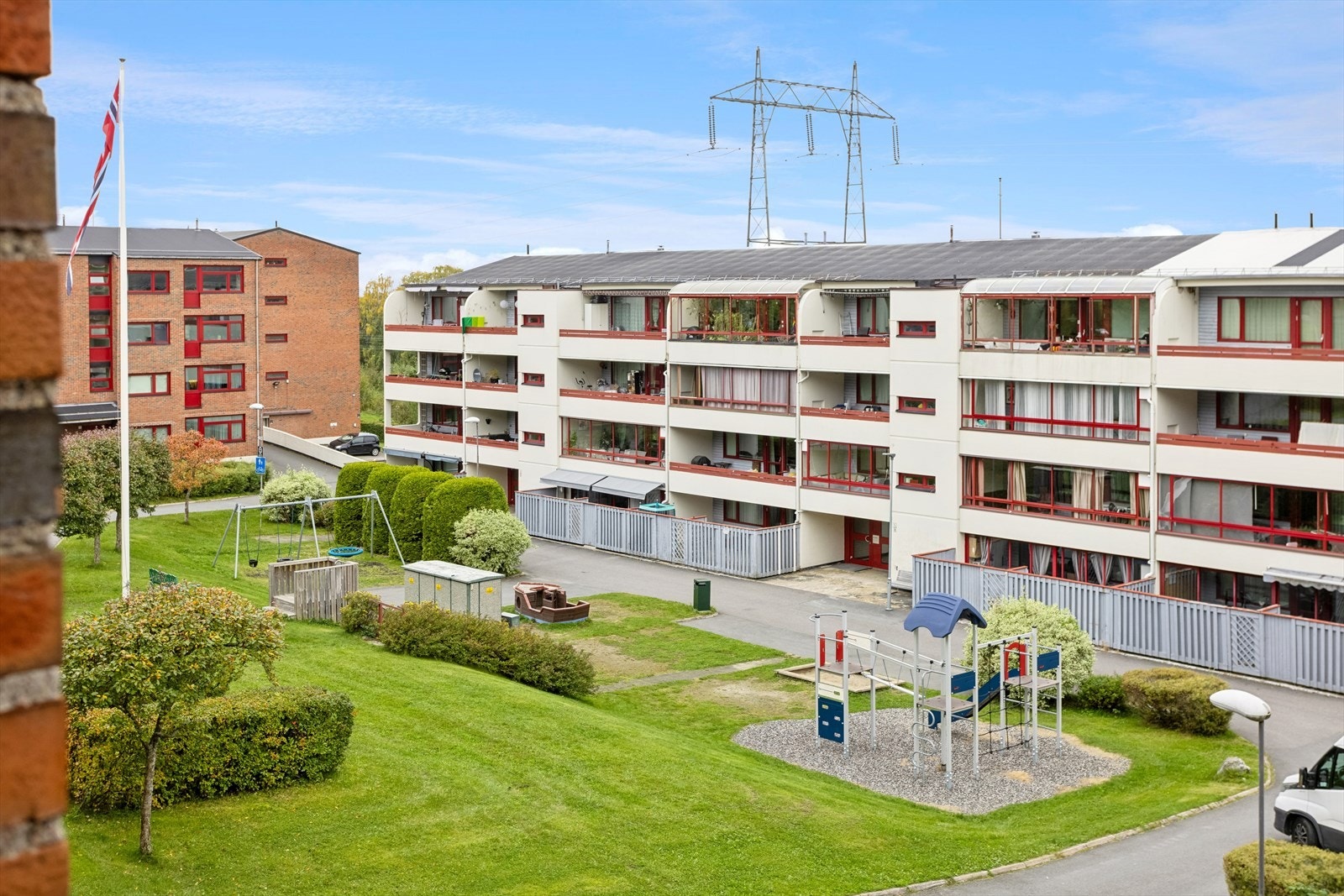 Boligen ligger i et meget veldrevet og godt vedlikeholdt borettslag. Her bor du tett på Østmarka, og har samtidig kort gangavstand til både skoler og barnehager, nærbutikker, buss og t-bane. Galleribilde