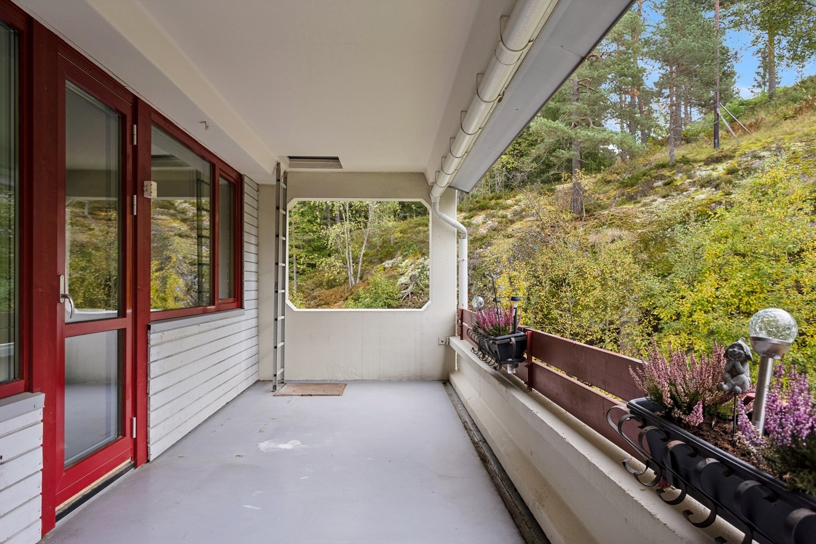 Balkongen er sørvendt med gode solforhold på dagtid, og det er også flott utsyn opp mot marka. Galleribilde