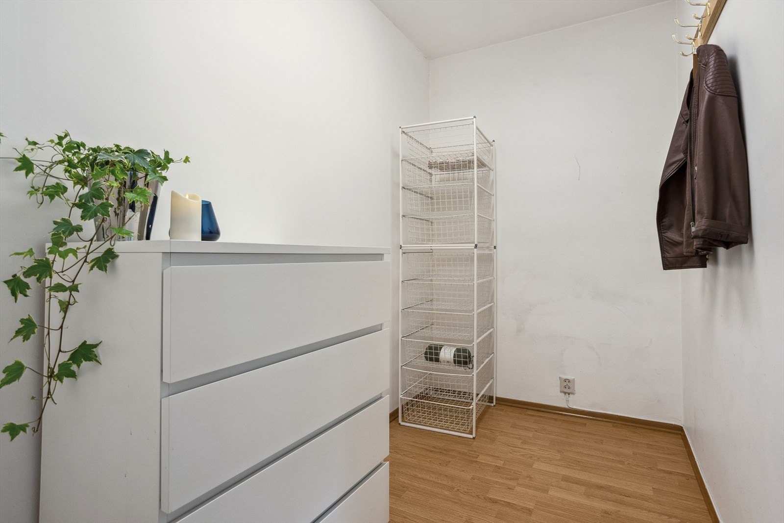 Garderoben er også av god størrelse, og kan enkelt innredes etter eget ønske. Galleribilde