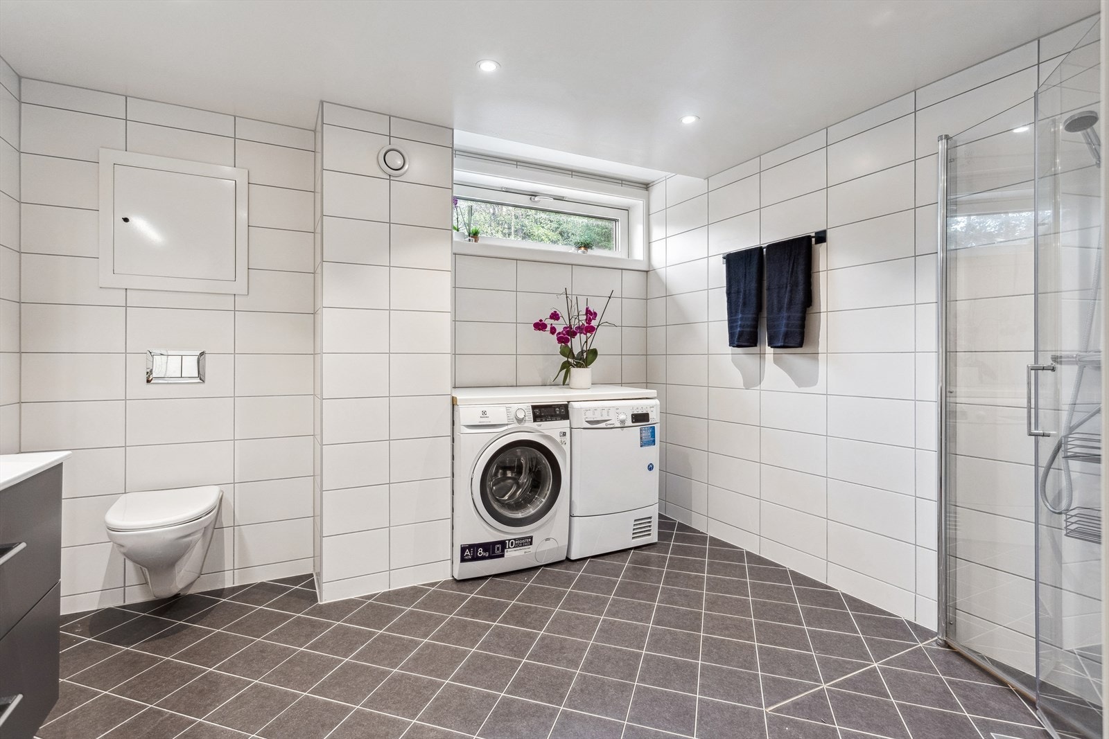 Baderommet ble totalrenovert i regi av borettslaget i 2020, hvor det også ble byttet røropplegg både til bad og kjøkken. Galleribilde