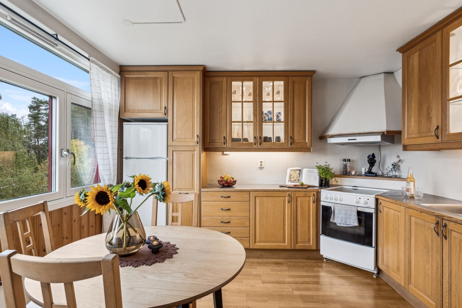 Kjøkkenet er også av meget god størrelse. Også her får du store og lyse vindusflater, og det er godt med plass til et større spisebord. Galleribilde