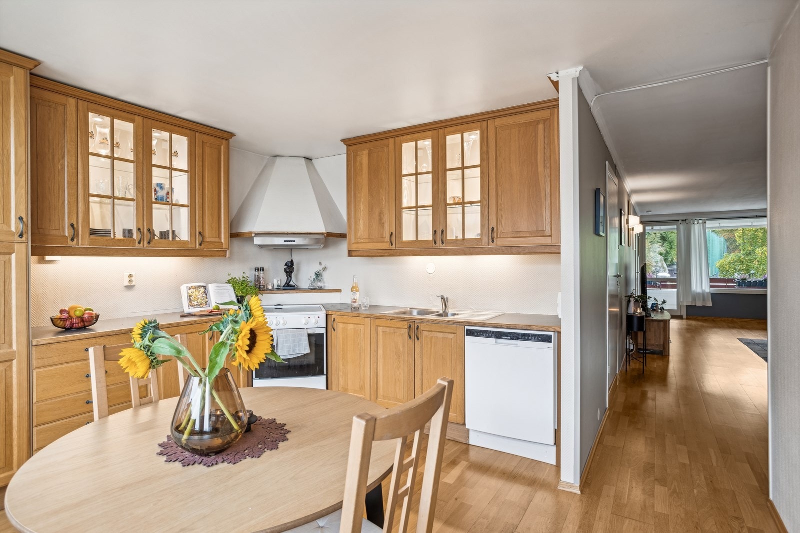 Innredningen har heltrefronter av eik, og overskapene er trukket helt opp til taket. Galleribilde