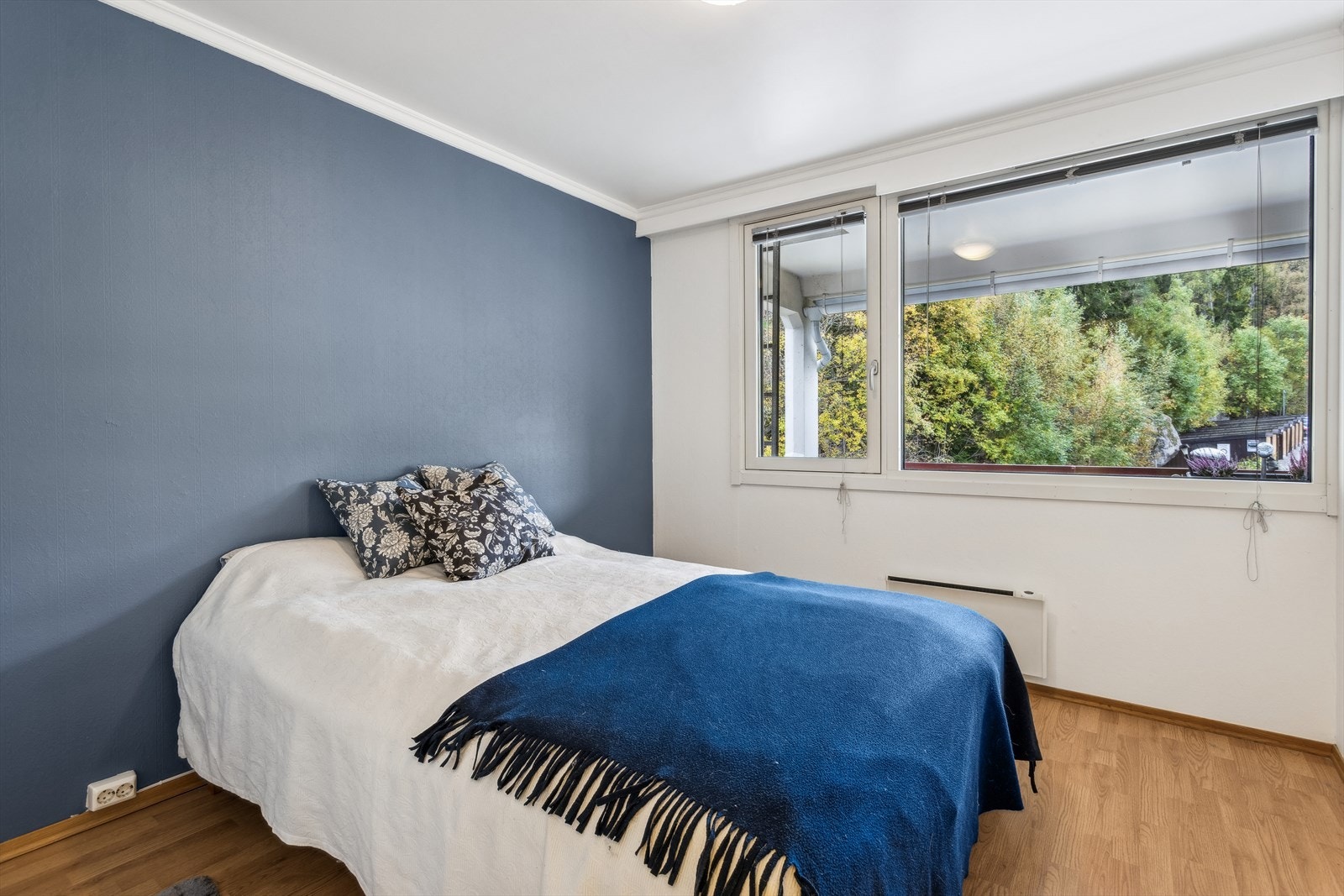 Boligen har tre fine soverom. Hovedsoverommet er av god størrelse, her får du fint plass til både dobbeltseng og øvrig inventar. Vinduene er vendt ut mot balkongen. Galleribilde