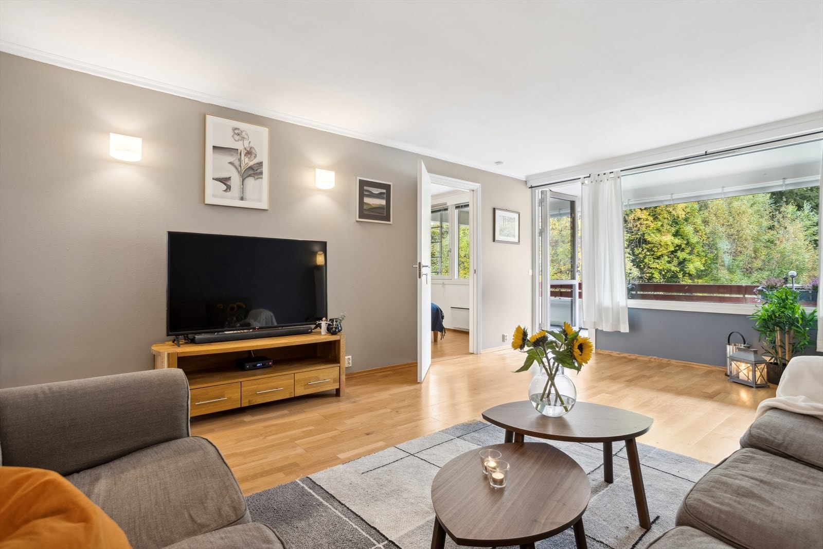 Boligen har en luftig og familievennlig planløsning, med store, fine rom. Galleribilde