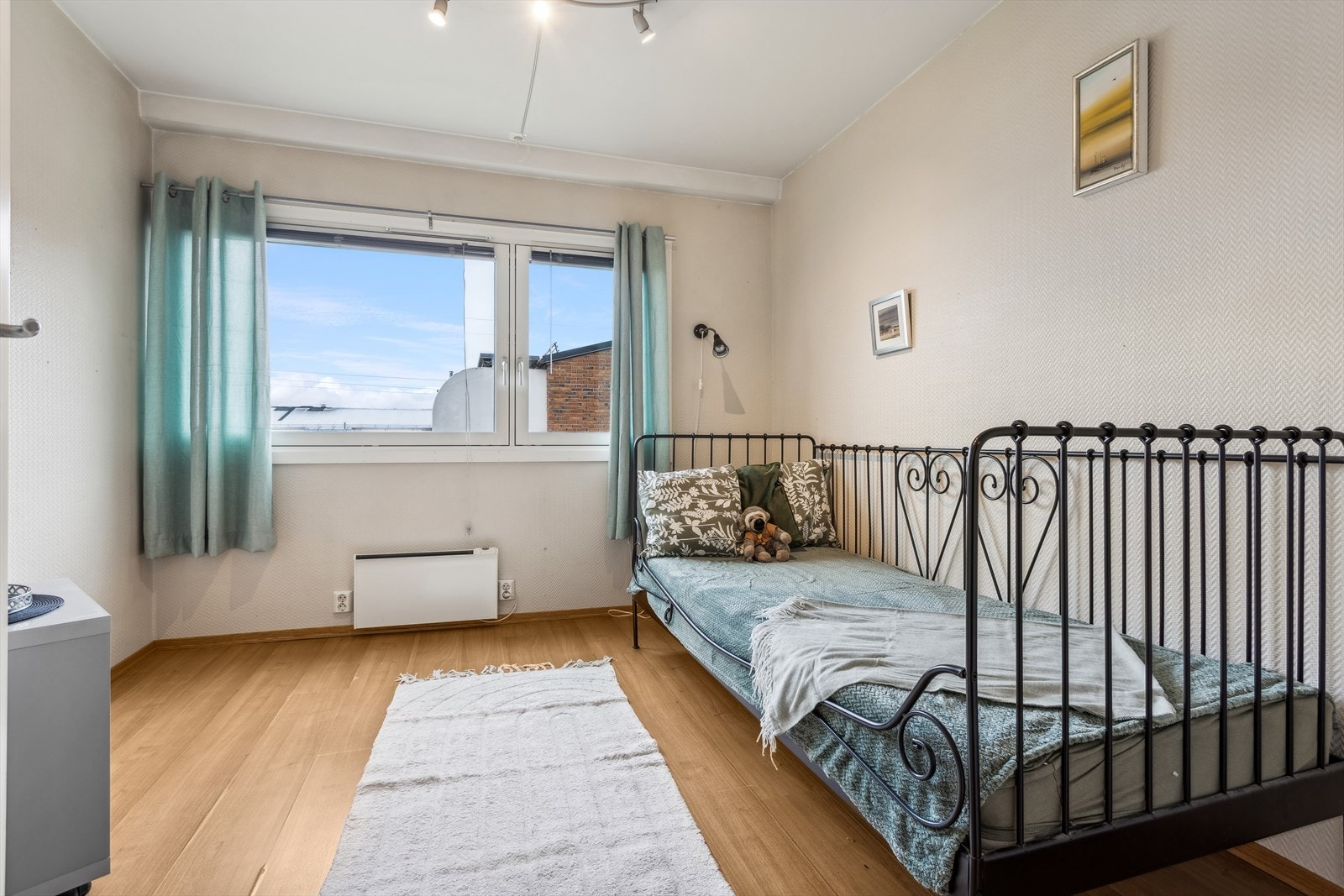 Soverom 2 og 3 ligger begge på motsatt side av boligen. Begge egner seg fint som barnerom eller gjesterom. Galleribilde