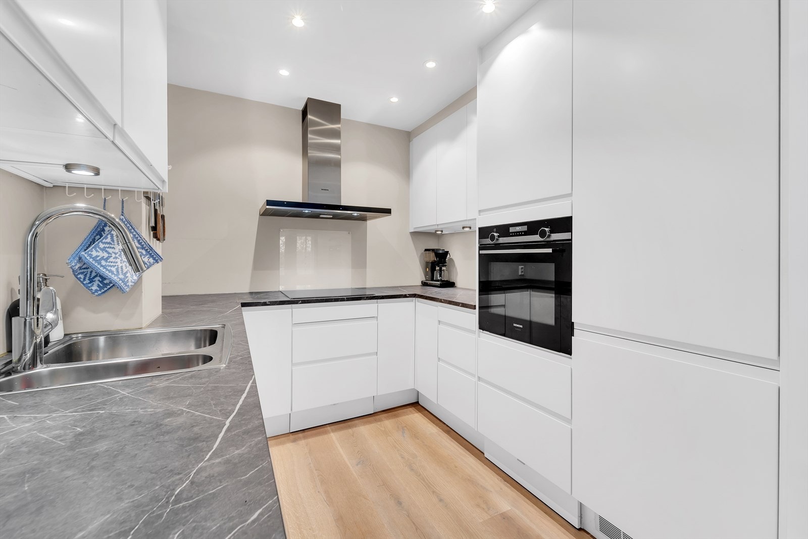 Kjøkkenet byr på integrerte hvitevarer i form av kjøl/fryseskap, oppvaskmaskin, induksjonstopp og stekeovn. Vannstoppsystem og komfyrvakt. Det er kjøkkenventilator med kullfilter. Galleribilde