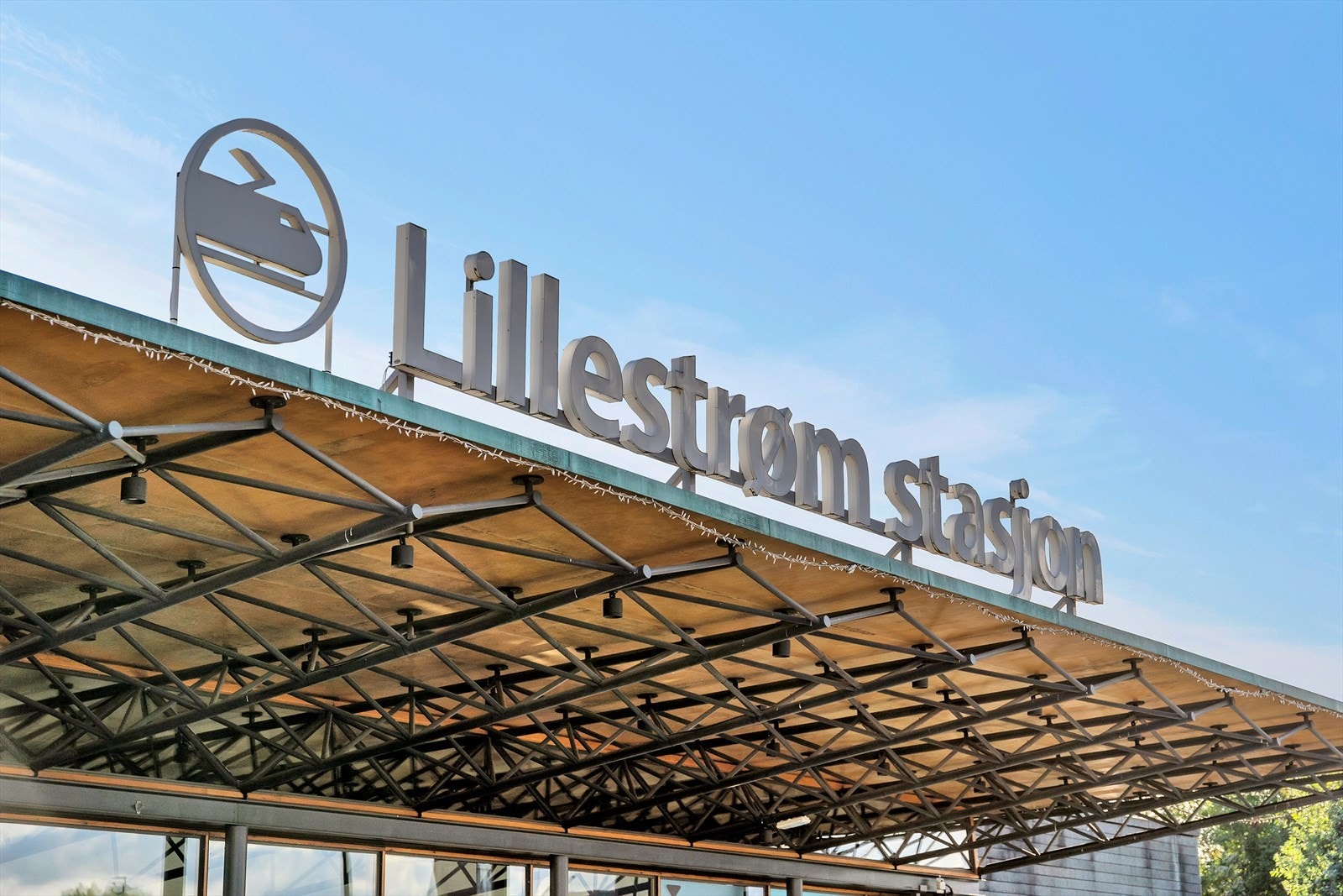 Bussholdeplassen ligger noen få minutters gange fra boligen. Buss "330 Lillestrøm" går hvert tiende minutt. I tillegg er det ekspressbusser fra Lillestrøm, som tar deg med til Oslo på ca. 30 minutter, alternativt går det kjappere via tog (ca. 10 min!). Galleribilde