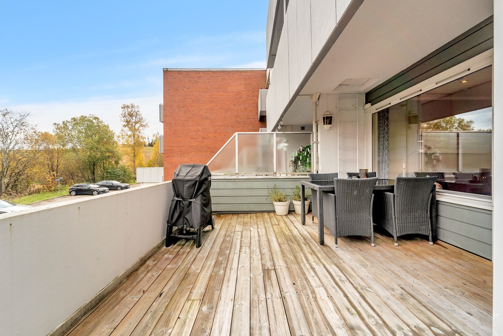 Dette blir en naturlig forlengelse av stuen på sommerhalvåret, hvor avslappende kvelder, større sammenkomster og solfylte sommerdager kan nytes. Galleribilde