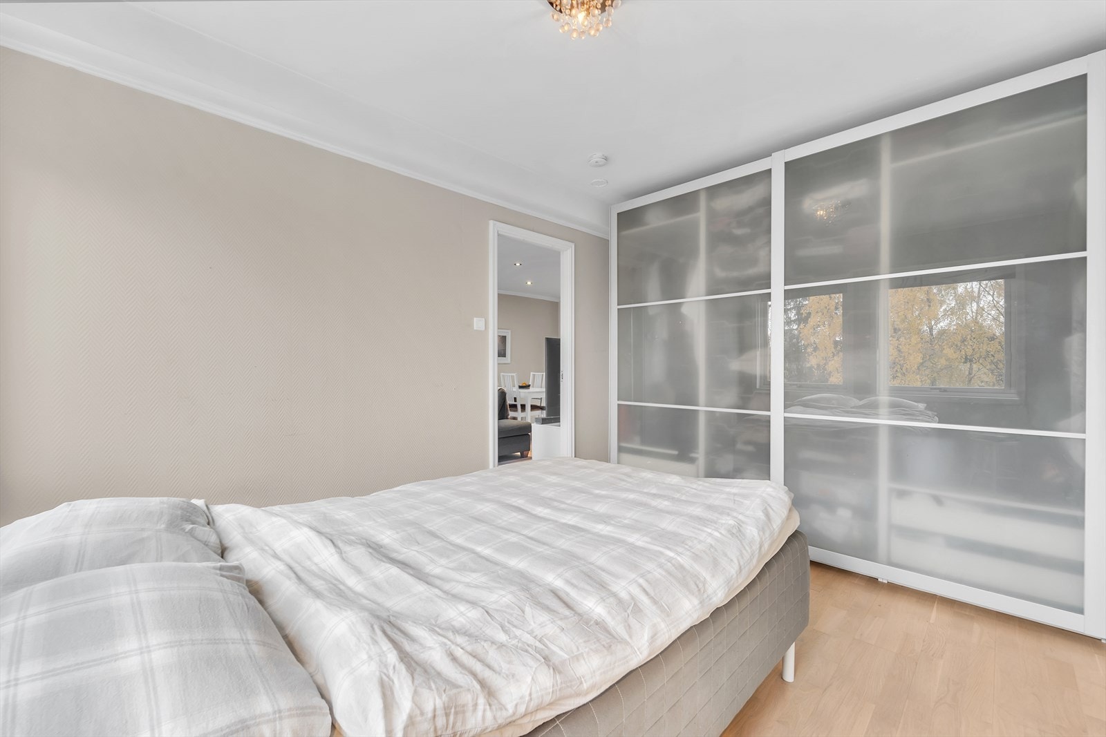 Stort garderobeskap på én vegg med god plass for oppbevaring. Galleribilde