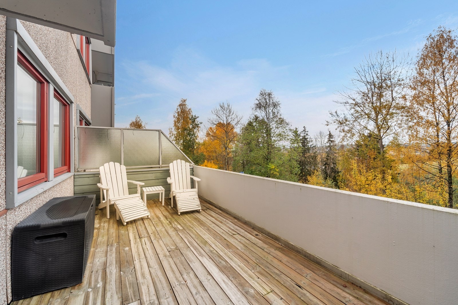 Balkongen oppleves som skjermet med lite innsyn og levegger mot naboer. Flott, landlig utsikt kan også nytes her. Galleribilde