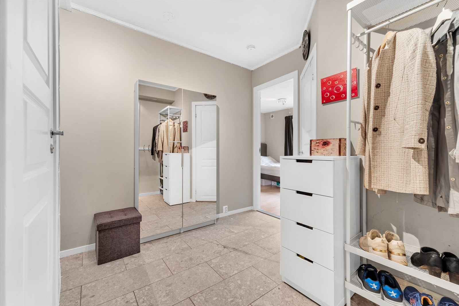 Her er det god plass til oppheng for yttertøy og skostativ, samt garderobeskap med speilfronter. Galleribilde