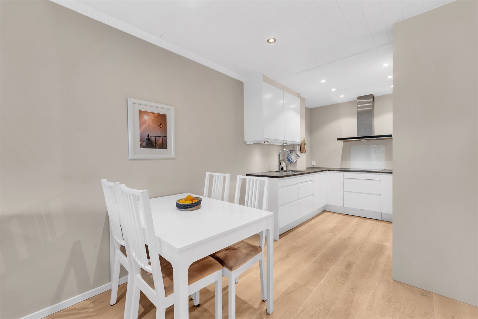 Med sin gode møbleringsfrihet kan stuen enkelt deles inn i ulike soner og med spisegruppe nær kjøkkenet. Galleribilde