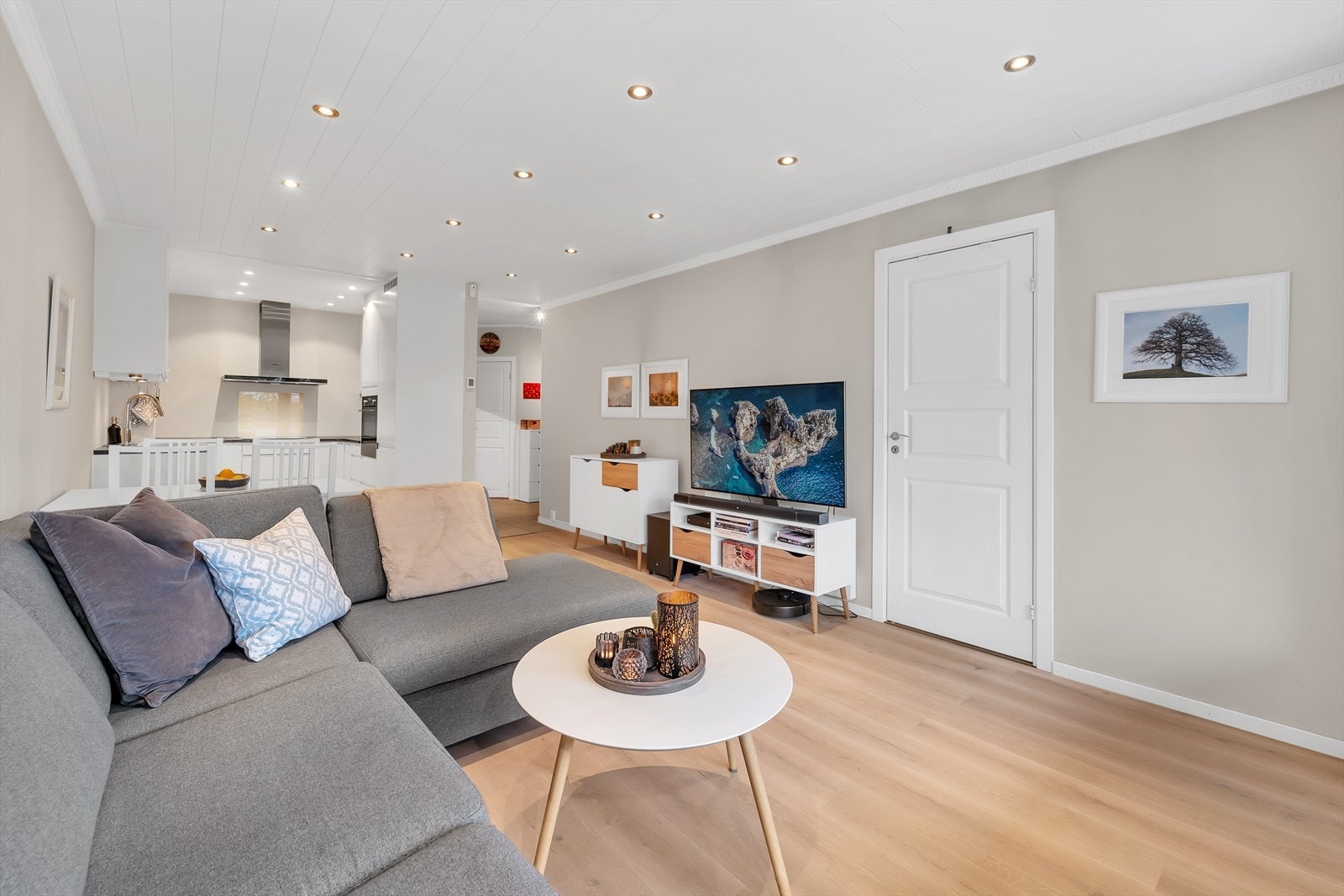 Rommet har et lekkert parkettgulv og vegger er i duse farger som harmonerer godt. Galleribilde