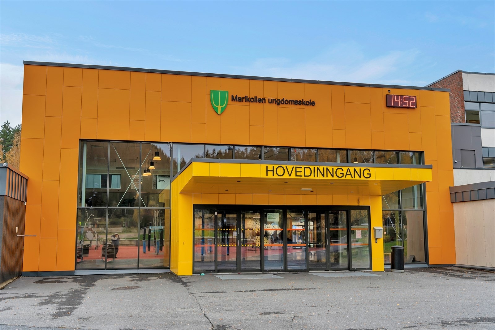 Fra eiendommen er det gangavstand til Fjerdingby barneskole, Marikollen ungdomsskole og Rælingen videregående skole. Galleribilde