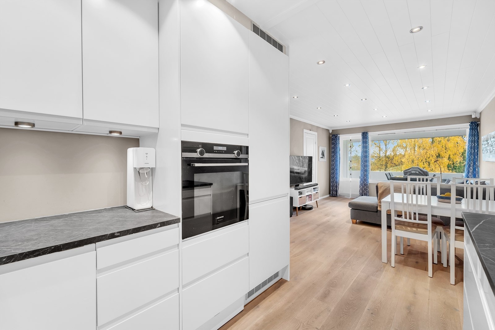 Leiligheten ligger i høy 1.etg og fremstår lys og luftig med en god planløsning. Galleribilde