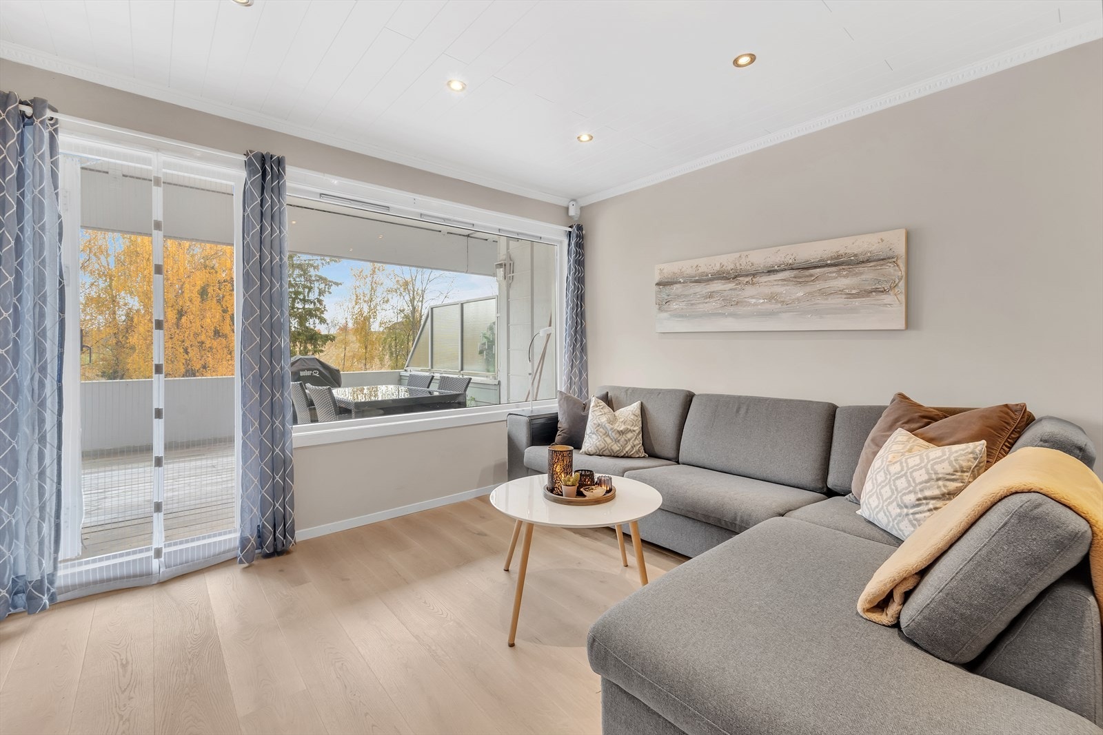 De store vinduene slipper rikelig med naturlig lys inn i rommet. Galleribilde