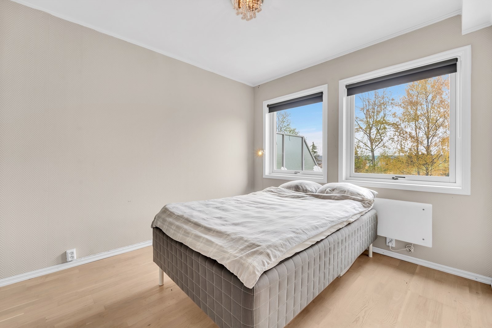 Hovedsoverommet er malt i en behagelig farge og har to store vinduer med flott utsikt. Galleribilde