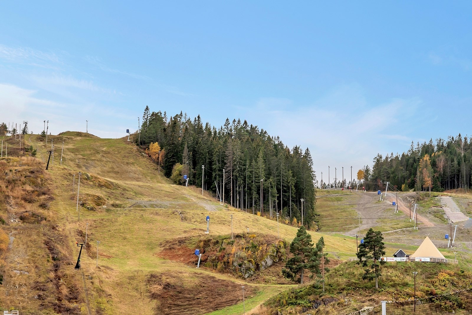 De senere årene er det foretatt store utbedringer av anlegget med blant annet skilek- og akeområde for de aller minste. Galleribilde