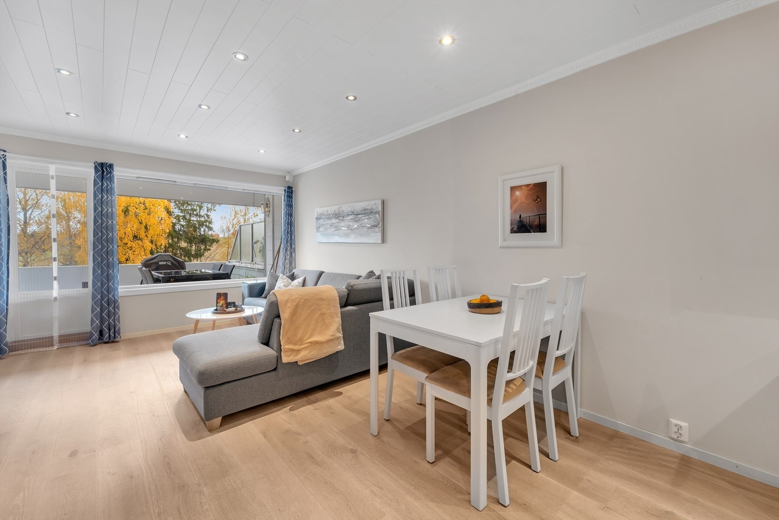 Stuen oppleves som lys og luftig med god møbleringsfrihet. Galleribilde