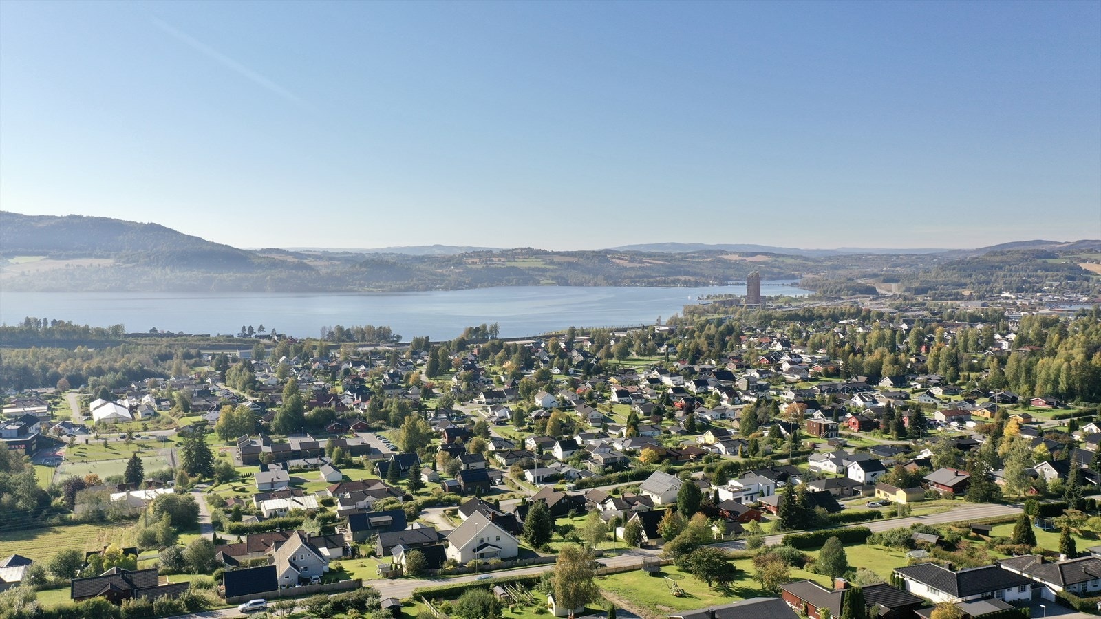 Det er ca. 800 meter til nærmeste dagligvarebutikk, som er Kiwi Mørkvedvegen og ca. 1 km til Coop Extra som er søndagsåpen og har post-i-butikk. Galleribilde