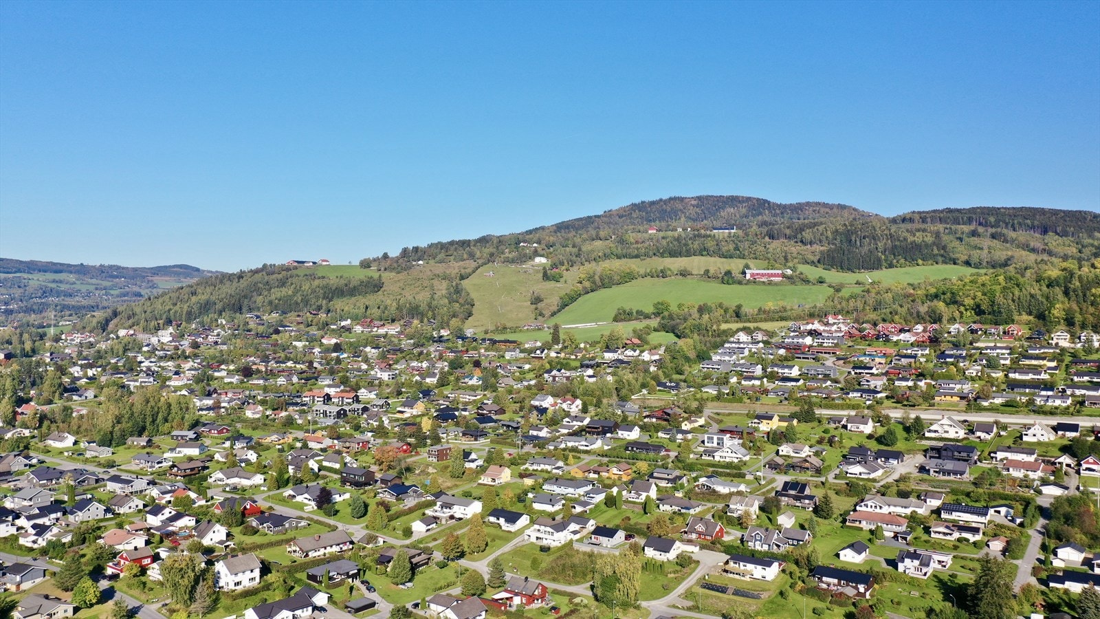Nærmeste bussholdeplass er Kongelhol som ligger kun ca. 100 meter fra eiendommen og har totalt 9 ulike linjer. Det er ca. 1,8 km til buss- og togstasjon som tar deg til blant annet Hamar, Oslo, Lillehammer og Trondheim. Galleribilde