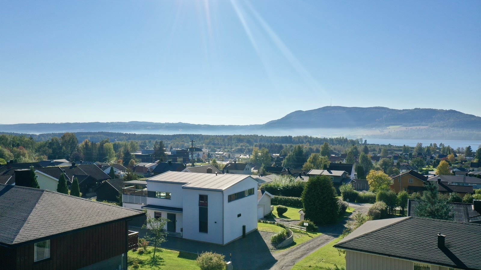 En eiet boligtomt på ca. 802,1m² med gode solforhold og utsikt til Mjøsa mot vest. Galleribilde