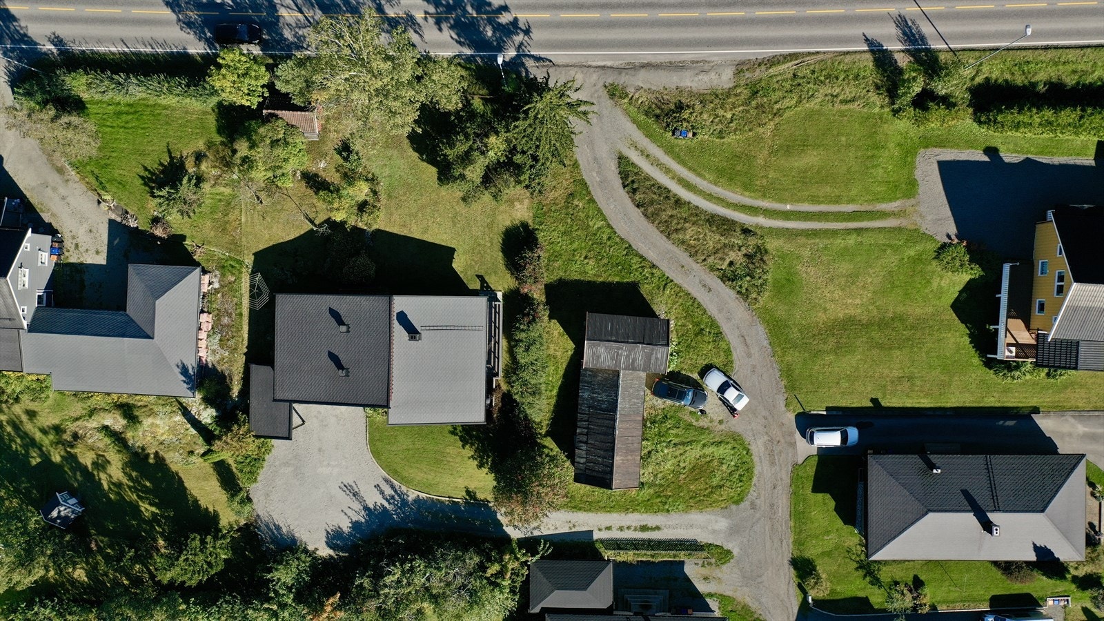 Eiertomt på ca. 802,1m². Tomten består i dag av noe plen, naturtomt, veier og et gammelt garasjeuthus. Galleribilde