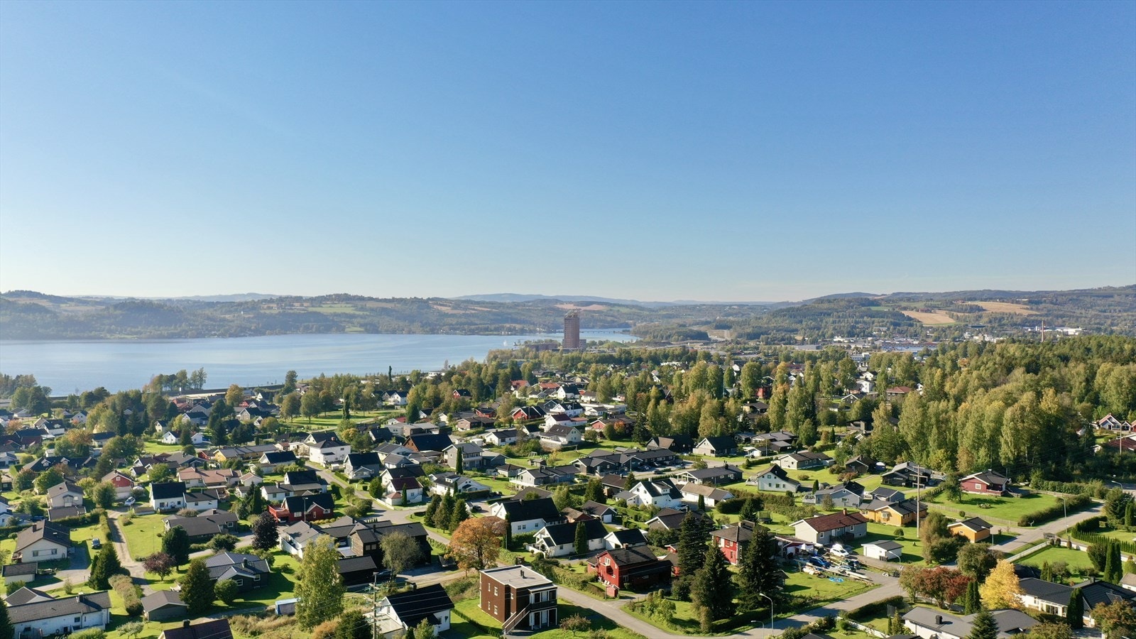 Fra eiendommen er det kun ca. 500 meter til Fredheimvegen barnehage og ca. 600 meter til Mørkved barneskole. Til Brumunddal ungdomsskole og Ringsaker videregående skole er det ca. 2,6 km. Galleribilde