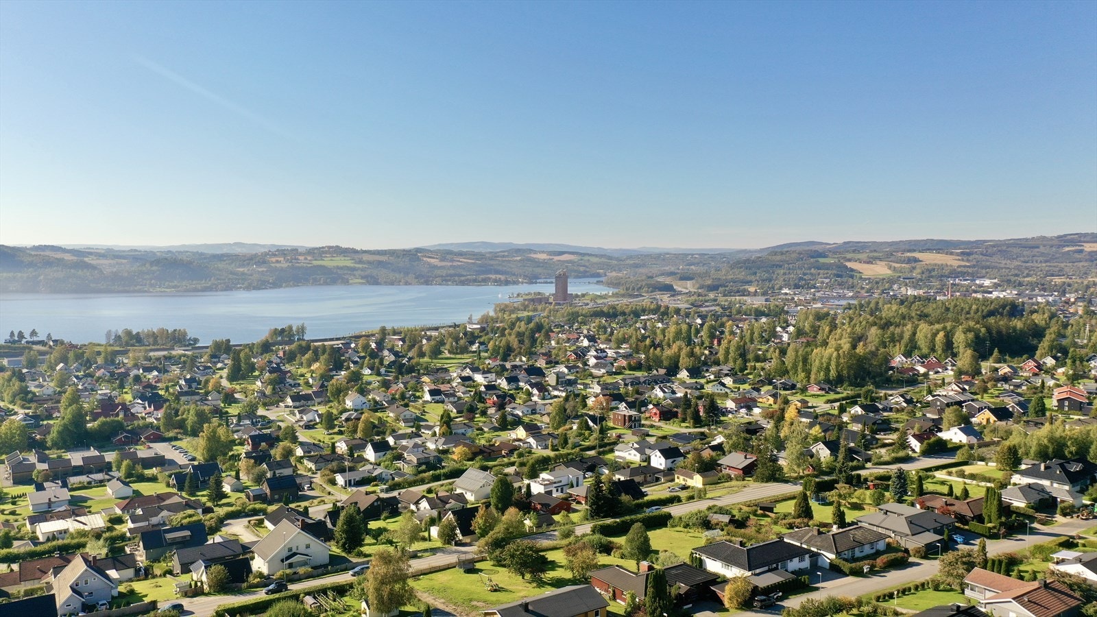 Til sentrum er det ca. 2 km og her finner man et bredt utvalg av fasiliteter og servicetilbud. Mølla Storsenter har flere butikker og et variert servicetilbud. Galleribilde