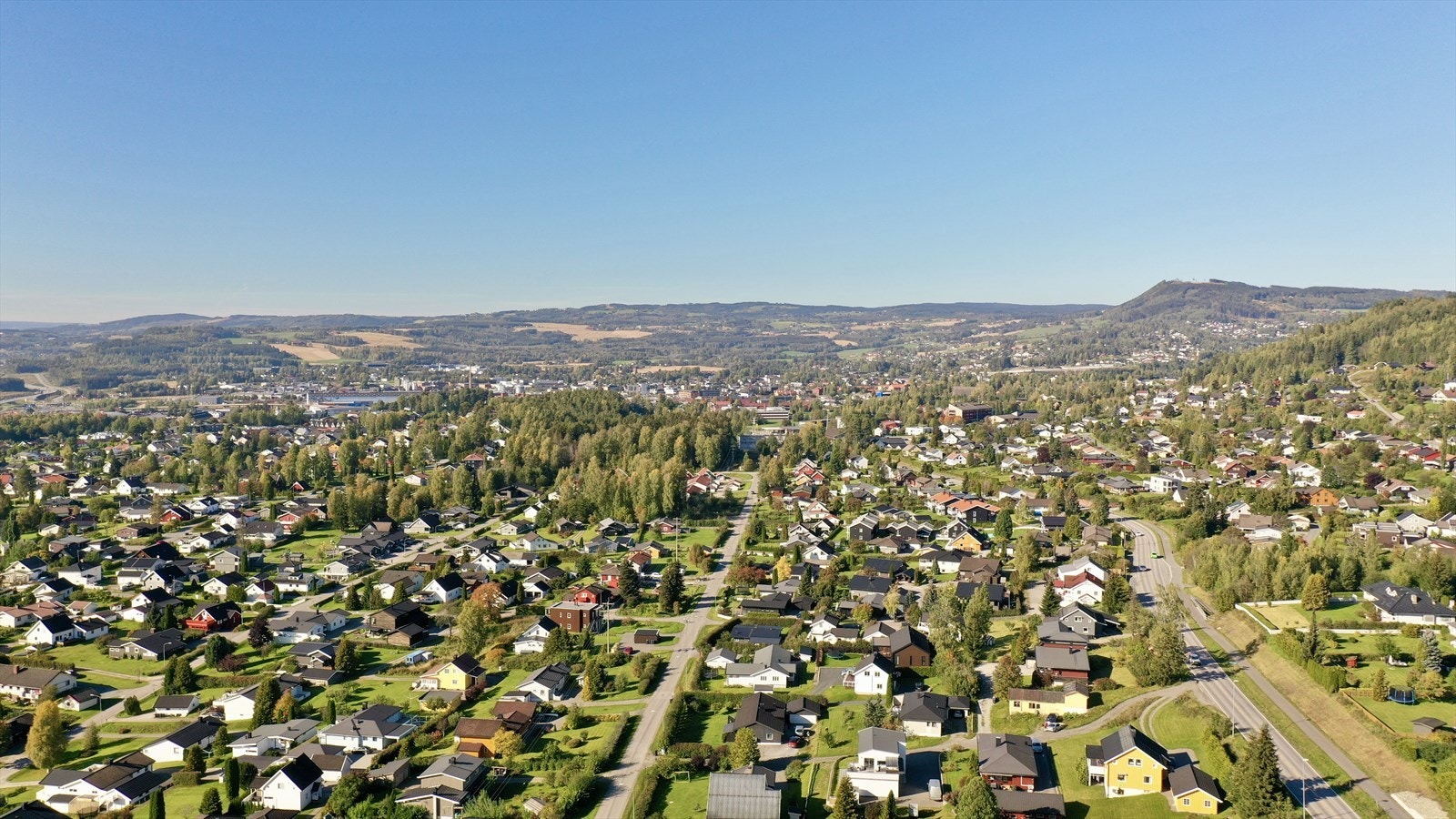 Fra eiendommen har du god forbindelse til fine turområder både langs Mjøsa og f.eks. opp mot Høsbjør. Det er også populært å ta turen ut til Nes og gå til toppen av Bangsberget for å nyte utsikten. Galleribilde