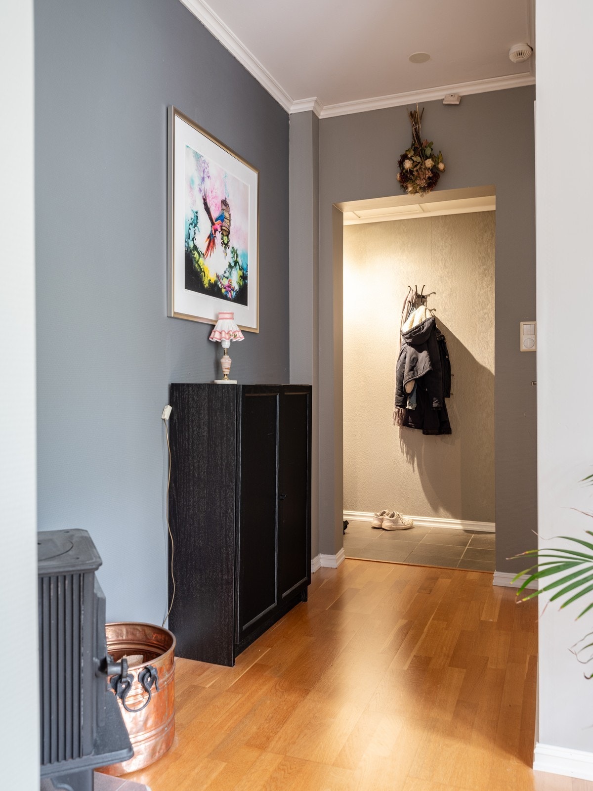 Leiligheten har også vedovn for kaldere dager. Galleribilde