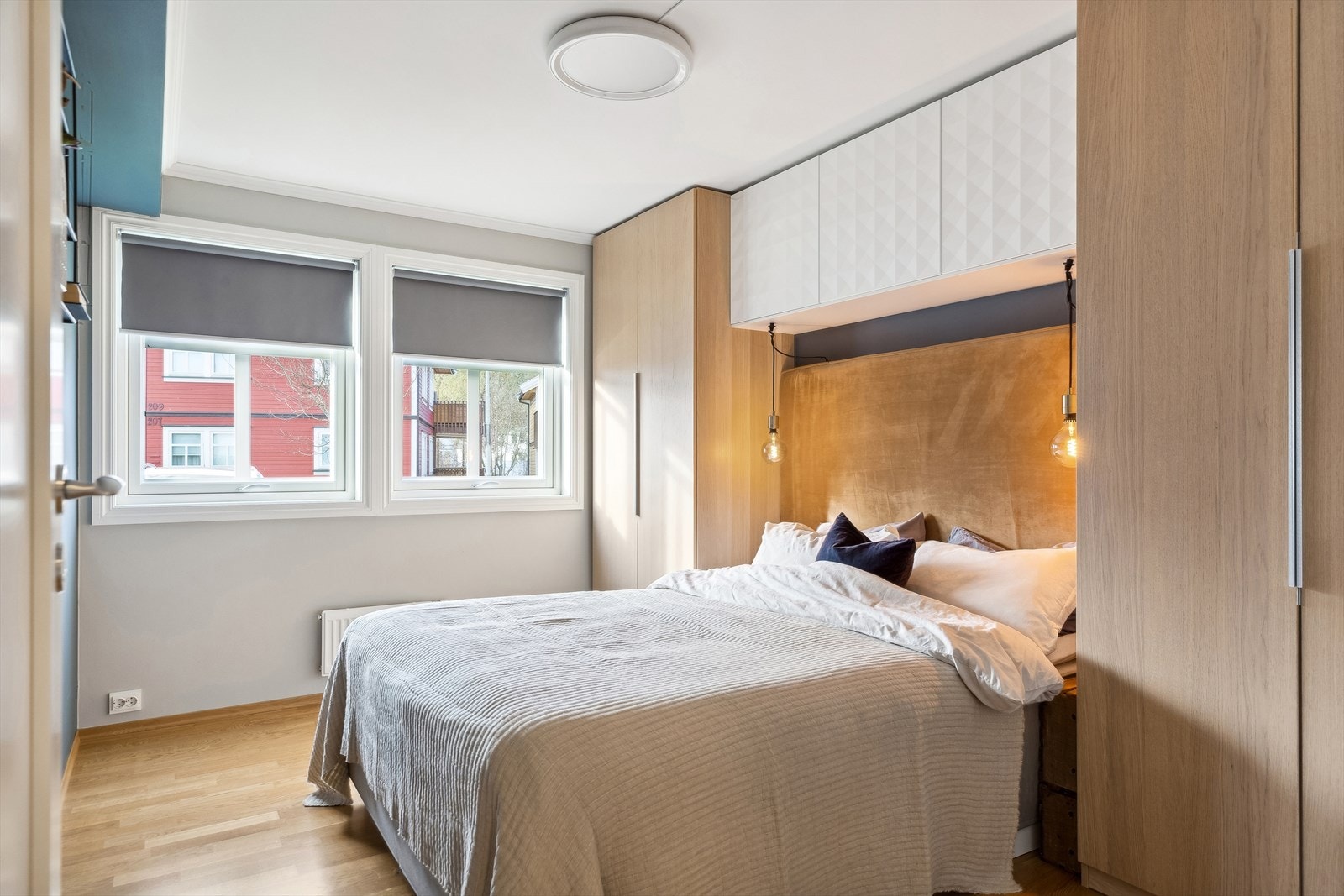 Huset har to soverom. Hovedsoverommet har praktisk garderobeløsning som utnytter plassen godt. Galleribilde