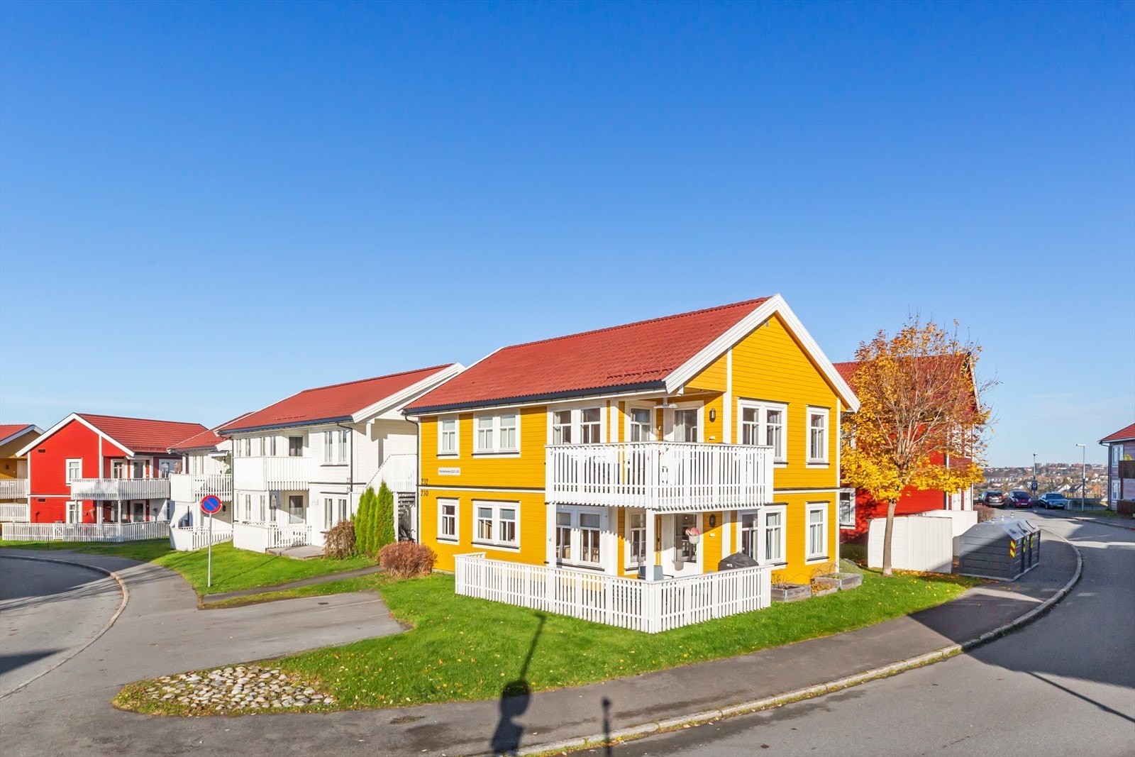 Fasaden ble malt i 2020 og rekkverk ble malt i 2023. Galleribilde