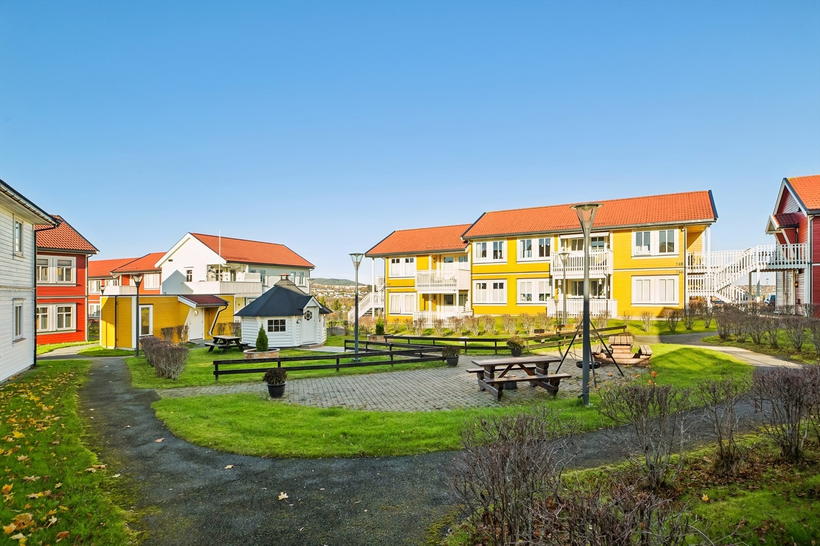 Eiendommen ligger i et barnevennlig, etablert og attraktivt boligområde på Okstad/Kroppanmarka. Galleribilde