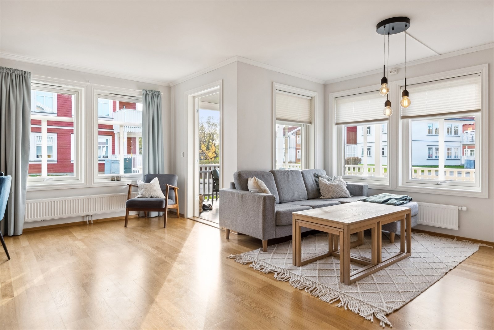 Åpen stue- og kjøkkenløsning med en utforming som gjør det enkelt å møblere. Galleribilde