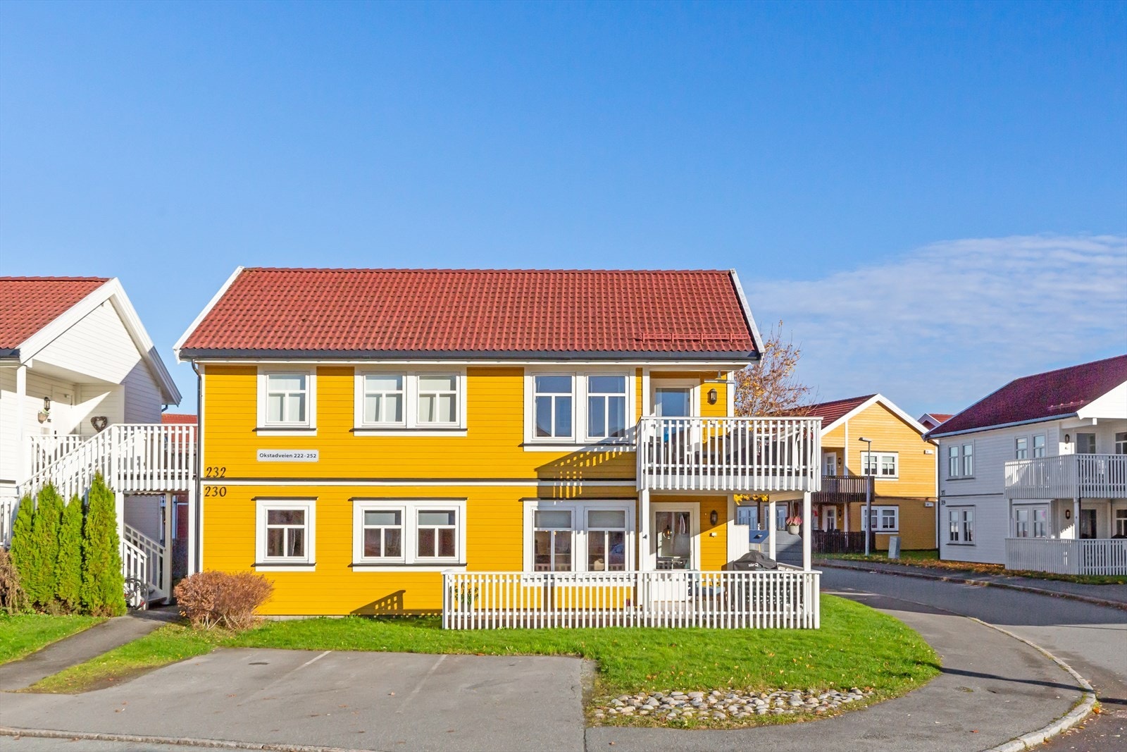 En fin halvpart av tomannsbolig i første etasje med terrasse og felles hage. Galleribilde